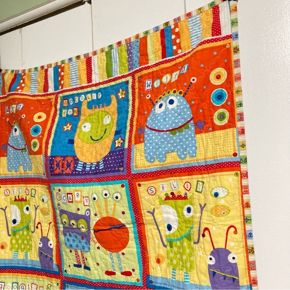 Handmade ALIENS MARTIANS OUTER SPACE Quilt Blanket 41 x 34 inches - Picture 8 of 12